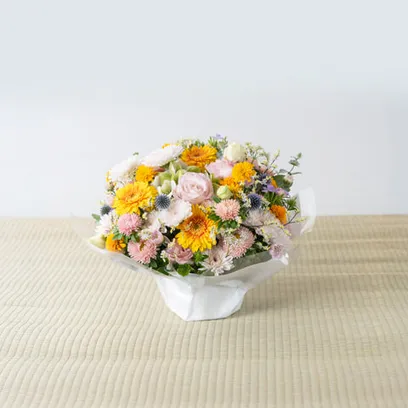 お供え用 季節のお任せ 明るい洋花 アレンジメント