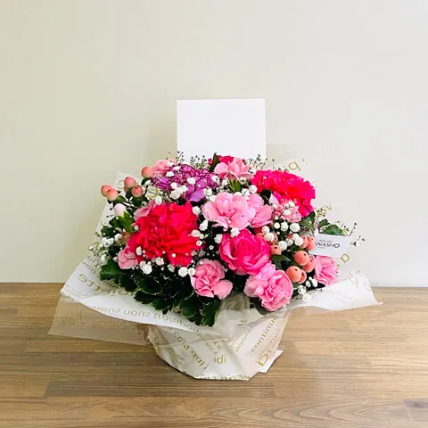 ピンク系 カーネーションのアレンジ