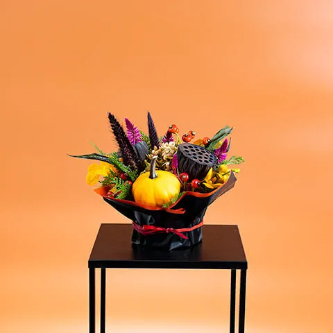 ハロウィンアレンジかぼちゃと季節の花