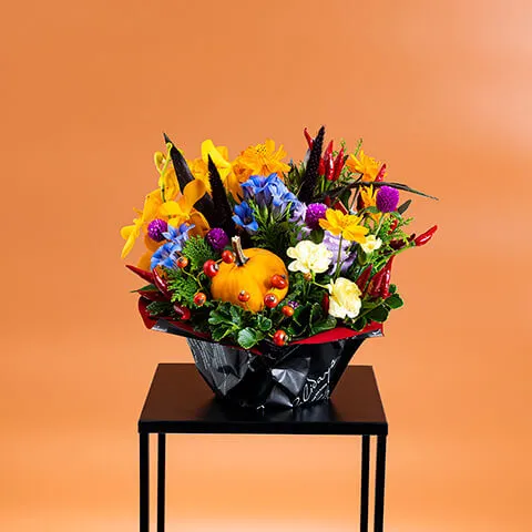 ハロウィンアレンジかぼちゃと季節の花
