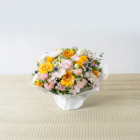 お供え用 季節のお任せ 明るい洋花 アレンジメント