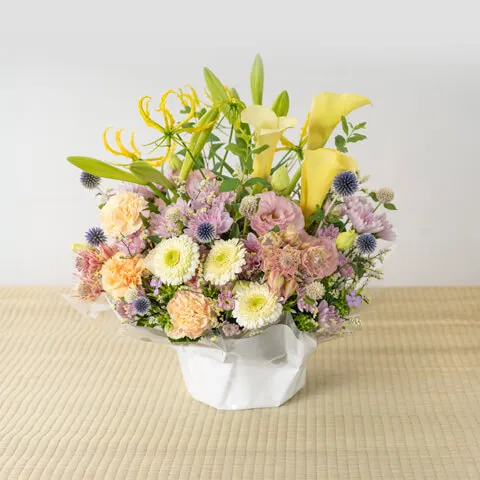お供え用 季節のお任せ 明るい洋花 アレンジメント