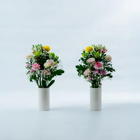 【墓用】洋花メイン 季節のお任せ 墓花1対(左右に1つずつ)