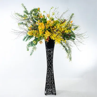 個性的な黄色系のアートスタンド花