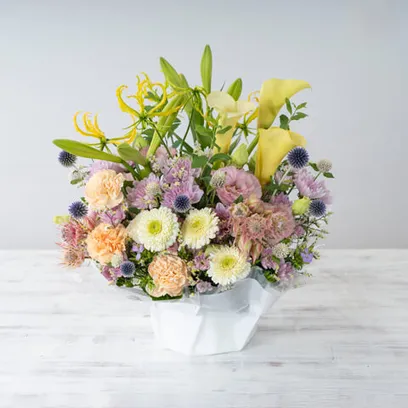 お供え用 季節のお任せ 明るい洋花 アレンジメント