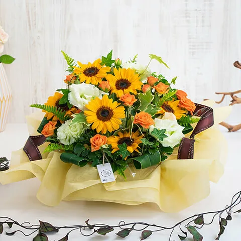 ひまわりと季節の花のアレンジメント
