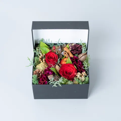 季節の花で赤系BOXフラワー