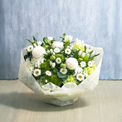 白基調のお供えアレンジメント