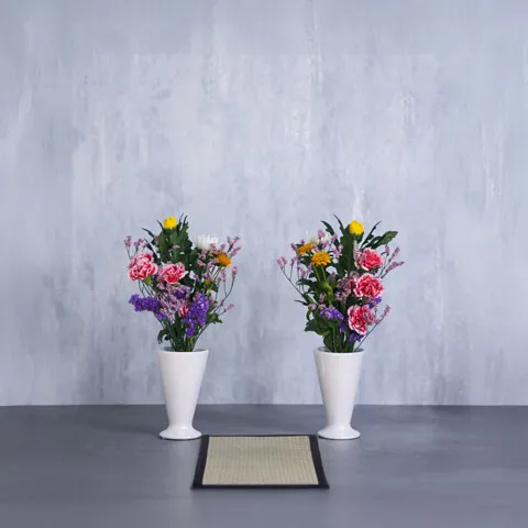 【仏壇用】明るい色 季節花の仏花1対（左右に1つずつ）