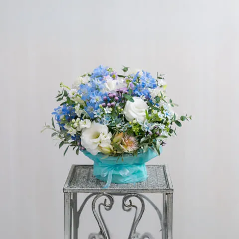 お供え用 季節の花で白ブルー系アレンジメント