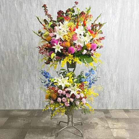 季節の花でミックスカラーのスタンド花　2段