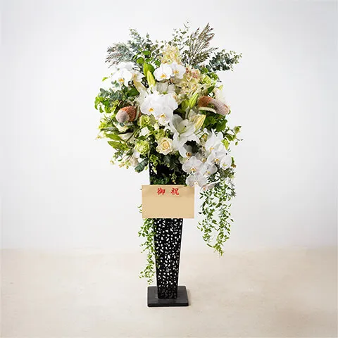 胡蝶蘭と季節の花で白グリーン系のスタンド花 1段メッシュ脚