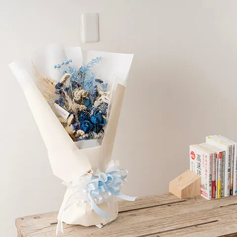 アイシーなブルートーンのドライフラワー花束