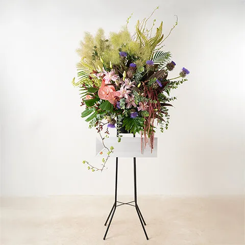 季節の花のアートスタンド花