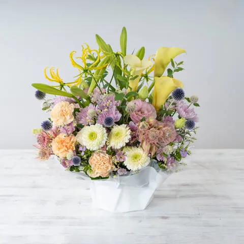 お供え用 季節のお任せ 明るい洋花 アレンジメント