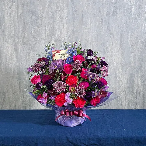 赤紫系季節の花でアレンジ花