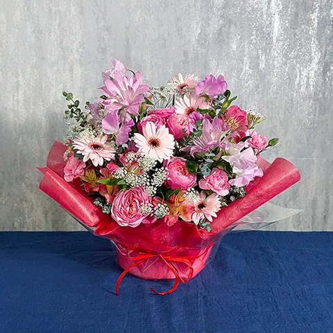 季節の花のピンク系アレンジ