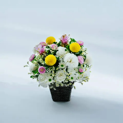 淡い色合いのお供えアレンジメント