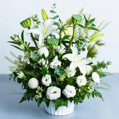 白基調の豪華お供えアレンジメント