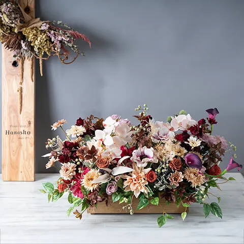 シック系の造花プリザアレンジメント（横型）