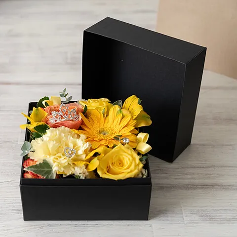 季節の花で黄色オレンジ系BOXフラワー（クラウン飾り）
