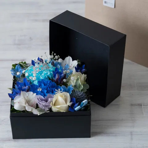 季節の花で紫ブルー系BOXフラワー（クラウン飾り）