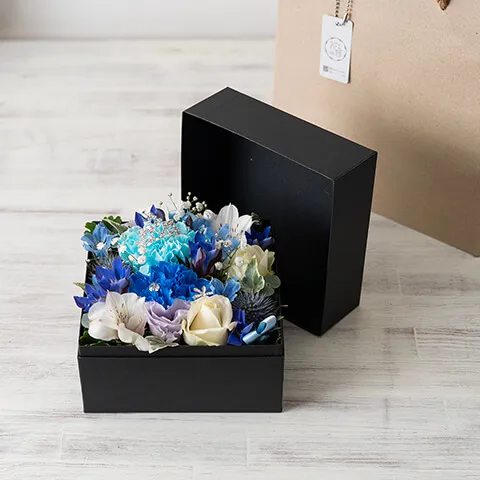 季節の花で紫ブルー系BOXフラワー（クラウン飾り）