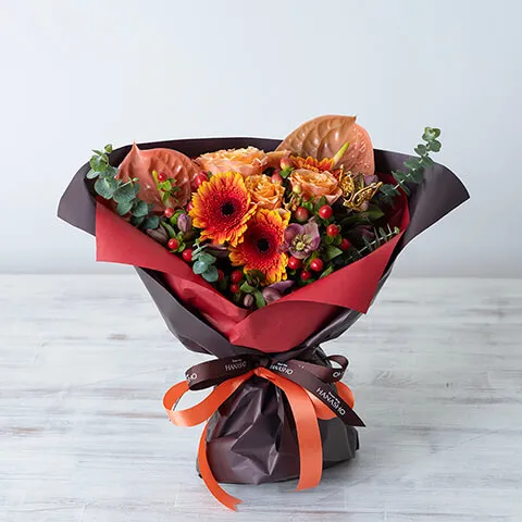 アンティークオレンジで季節の花のスタンディングブーケ