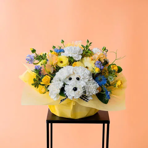 白カーネのわんちゃん黄色系アレンジ