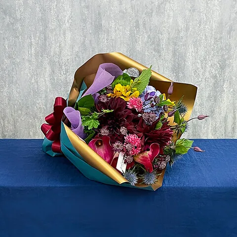 赤いダリアと季節の花でお任せ花束