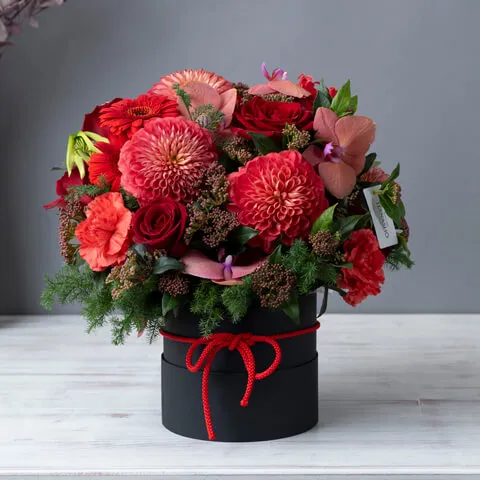 赤色の季節のお花アレンジメント