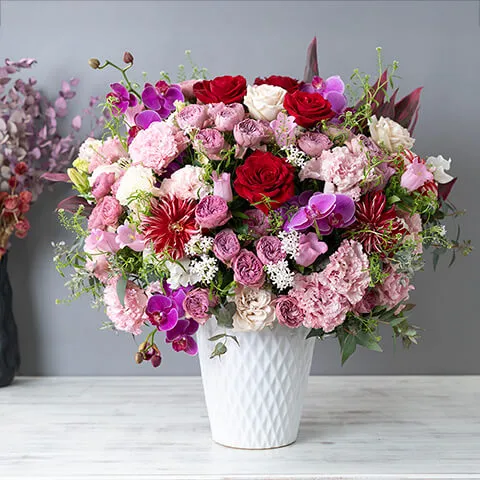 グラデーションピンクで季節のお任せ アレンジメント　L