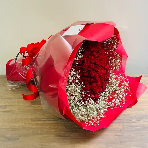 赤バラ108本の花束（かすみ草入り）