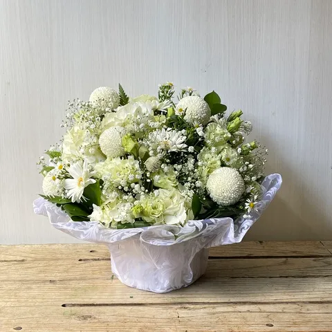 白基調のお供えアレンジメント