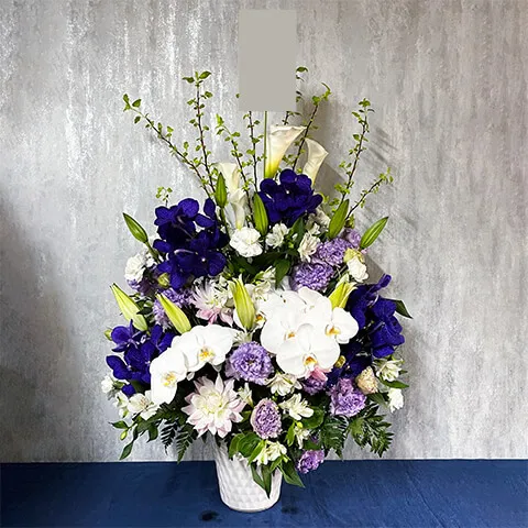 白基調の豪華お供え用胡蝶蘭アレンジメント