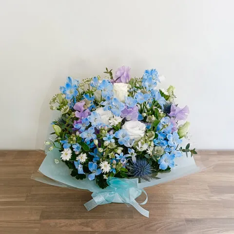 お供え用 季節の花で白ブルー系アレンジメント