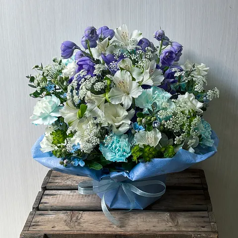 お供え用 季節の花で白ブルー系アレンジメント