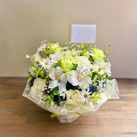 白基調のお供えアレンジメント