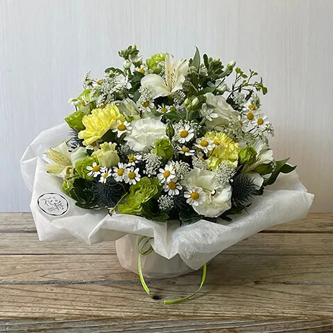 白基調のお供えアレンジメント