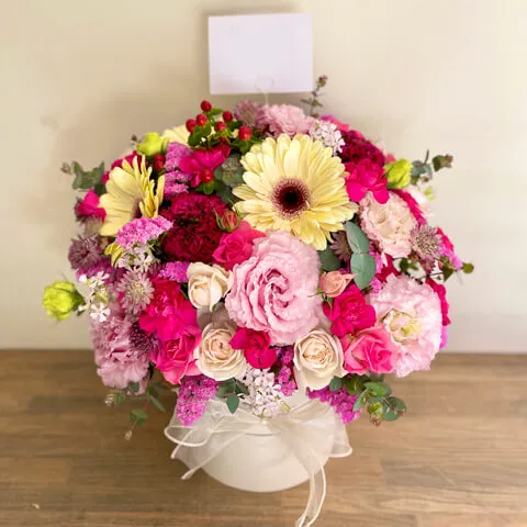 グラデーションピンクで季節のお任せ アレンジメント