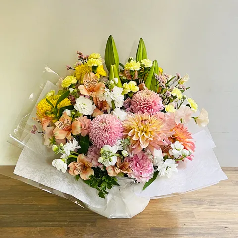 お供え用 季節のお任せ 明るい洋花 アレンジメント