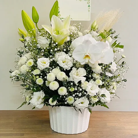 白基調のお供えアレンジメント