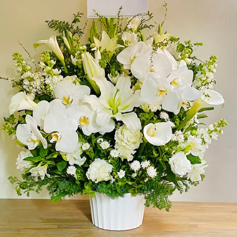 白基調の豪華お供えアレンジメント