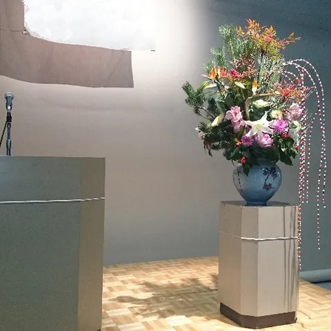 季節の花で豪華ツボ花