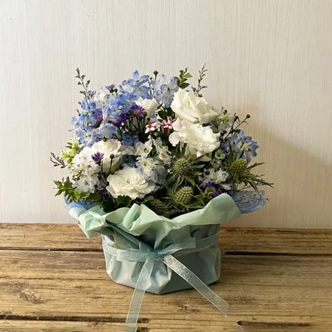 お供え用 季節の花で白ブルー系アレンジメント画像