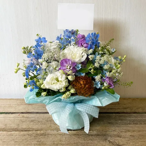 お供え用 季節の花で白ブルー系アレンジメント画像