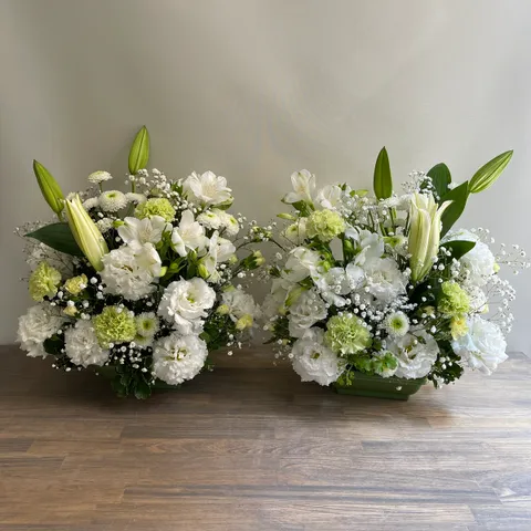 仮祭壇用季節の花アレンジ１対画像