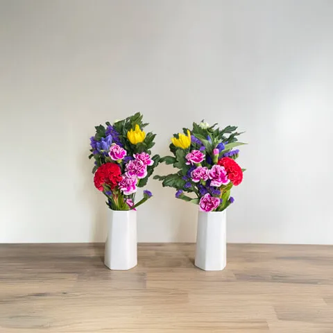 【仏壇用】明るい色 季節花の仏花1対（左右に1つずつ）画像