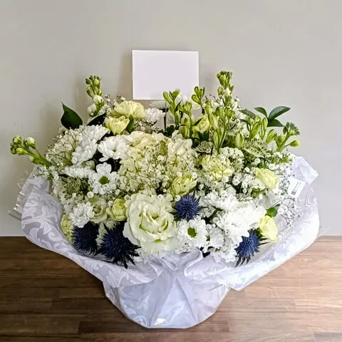 白基調のお供えアレンジメント