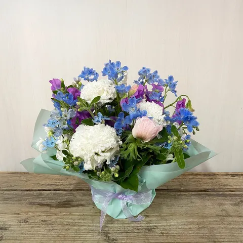 お供え用 季節の花で白ブルー系アレンジメント画像